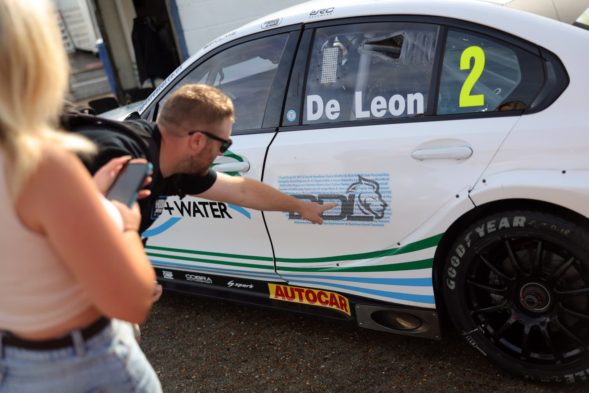 Daryl pointing at supporter names on the #2 De Leon BTCC car